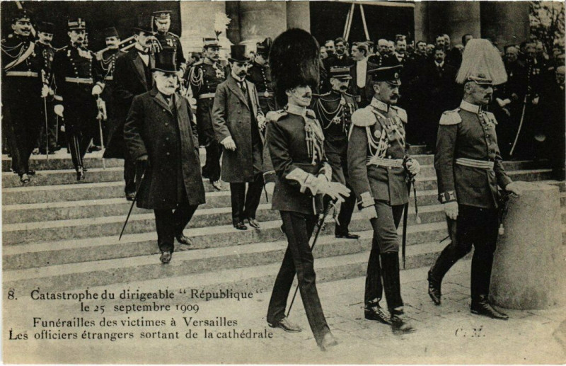 Carte postale ancienne Catastrophe - Catastrophe du Dirigeable Republique Funerailles