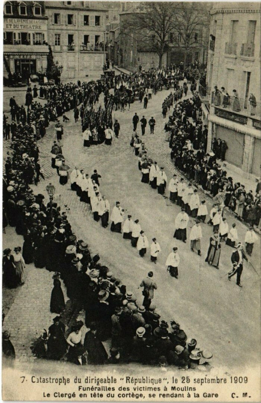 Carte postale ancienne Catastrophe - Catastrophe du Dirigeable Republique Funerailles