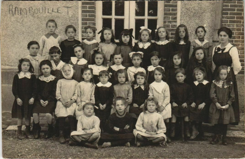 Carte postale ancienne Carte photo Rambouillet - Groupe des jeunes filles à Rambouillet