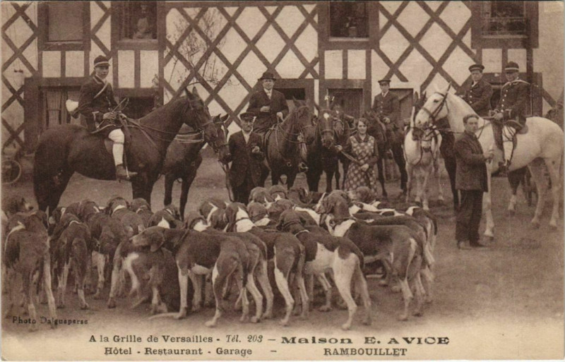 Carte postale ancienne Rambouillet - A la Grille de Versailles Maison E. Avice à Rambouillet
