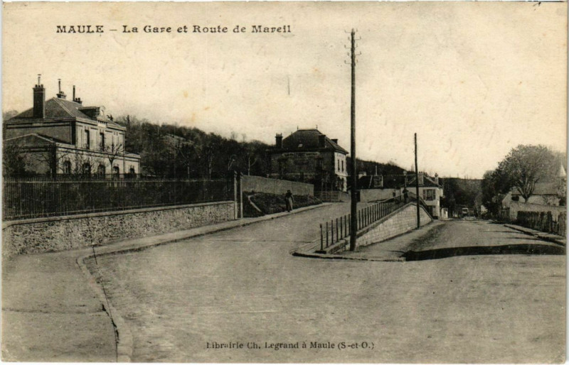 Carte postale ancienne Maule - La Gare et Route de Mareil à Maule