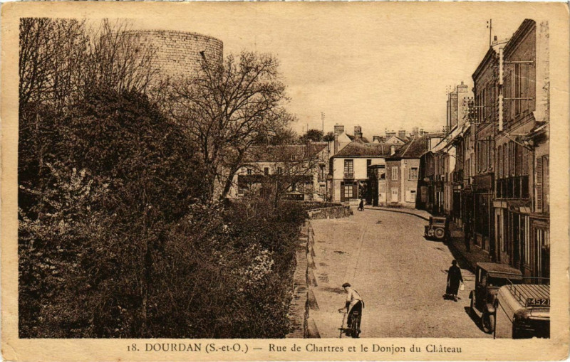 Carte postale ancienne Dourdan - Rue de Chartres et le Donjon du Chateau