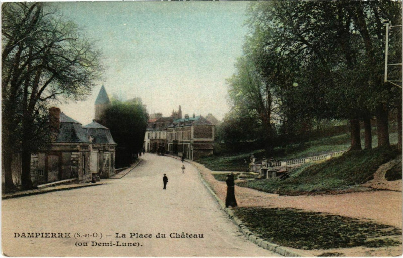 Carte postale ancienne La Place du Château (ou Demi-Lune) à Dampierre-en-Yvelines