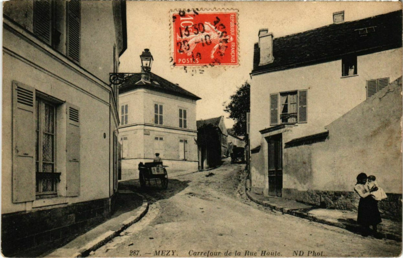 Carte postale ancienne Mezy - Carrefour de la Rue Haule