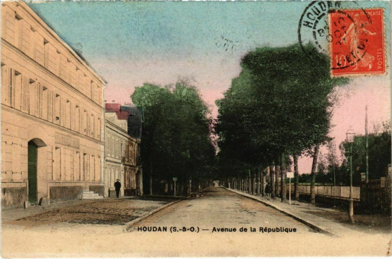 Carte postale ancienne Houdan - Avenue de la Republique à Houdan