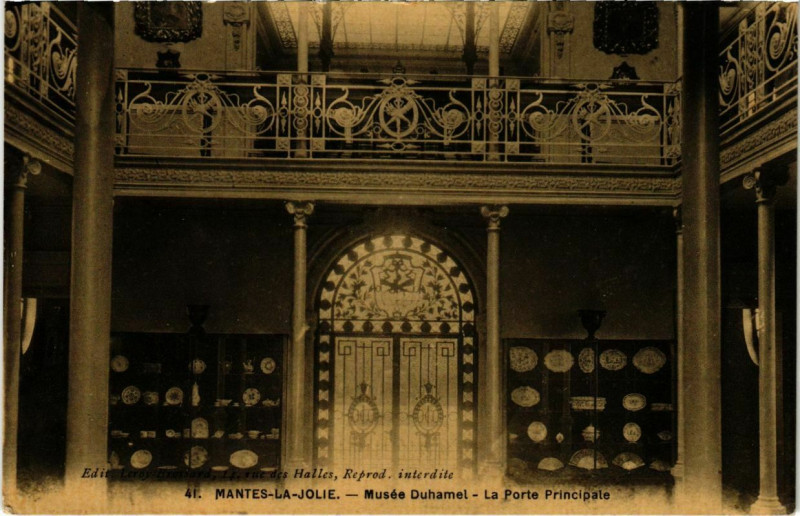 Carte postale ancienne Mantes-la-Jolie - MusÃ©e Duhamel - La Porte Principale à Mantes-la-Jolie