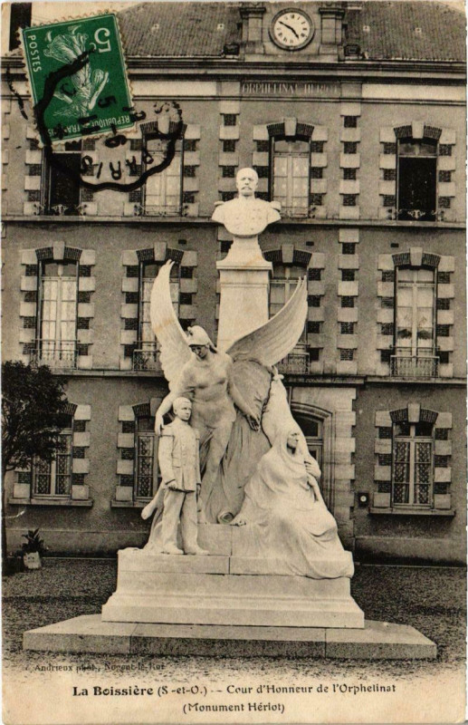 Carte postale ancienne La Boissiere - Cour d'Honneur de l'Orphelinat