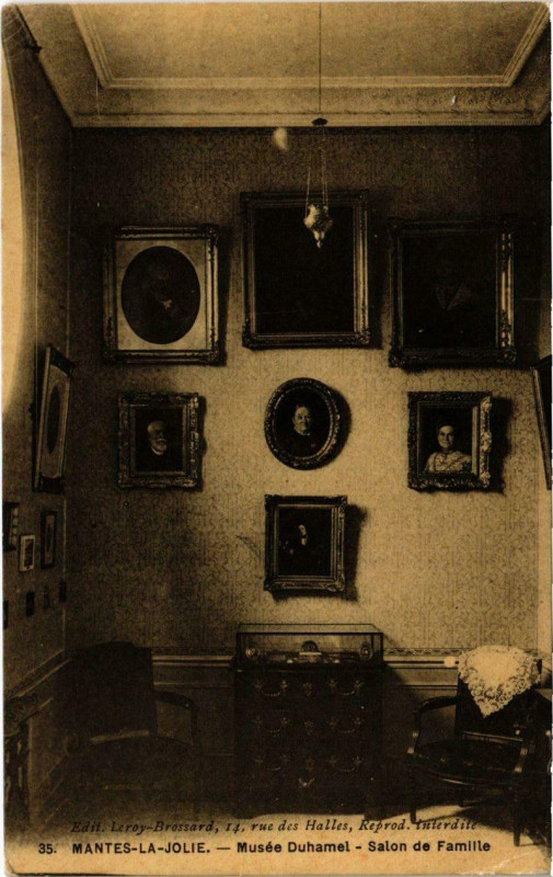 Carte postale ancienne Mantes-la-Jolie - MusÃ©e Duhamel - Salon de Famille à Mantes-la-Jolie