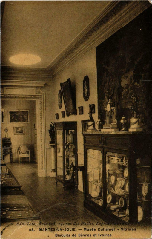Carte postale ancienne Mantes-la-Jolie Musée Duhamel Vitrines Biscuits de Sevres et Iv à Mantes-la-Jolie