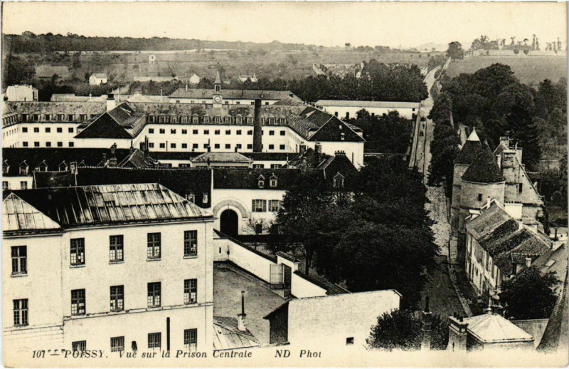Carte postale ancienne Poissy - Vue sur la Prison Centrale à Poissy