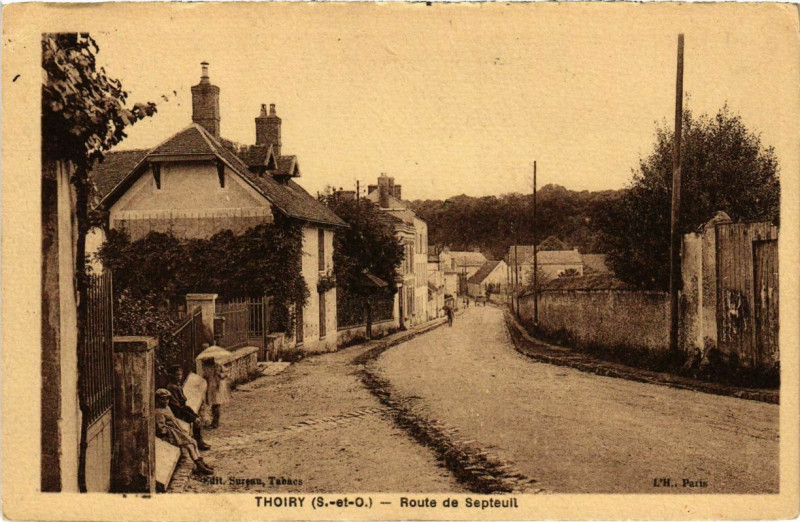 Carte postale ancienne Thoiry - Route de Septeuil à Thoiry