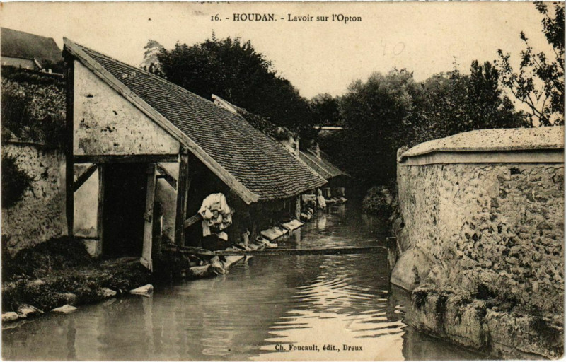 Carte postale ancienne Houdan - Lavoir sur l'Opton à Houdan