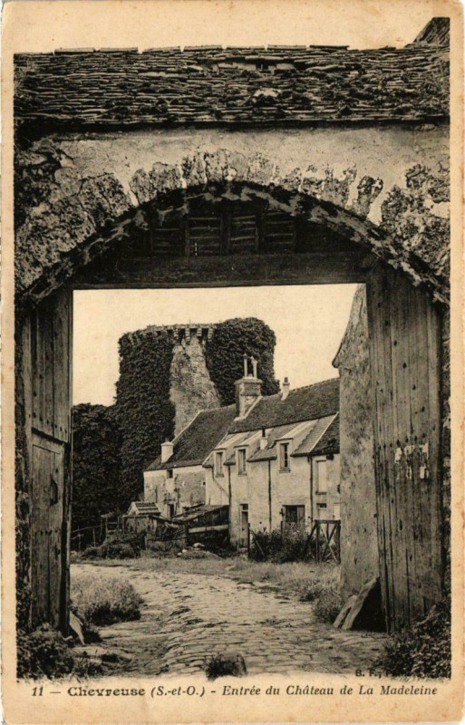 Carte postale ancienne Chevreuse - Entrée du Chateau de la Madeleine à Chevreuse