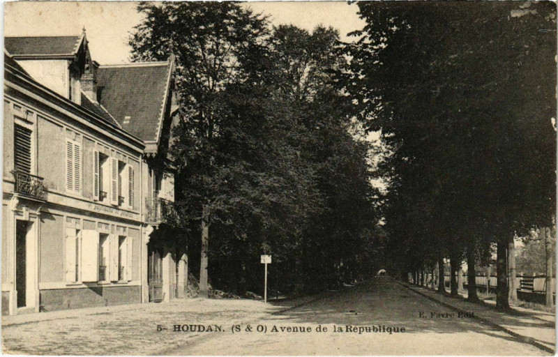 Carte postale ancienne Houdan - Avenue de la Republique à Houdan