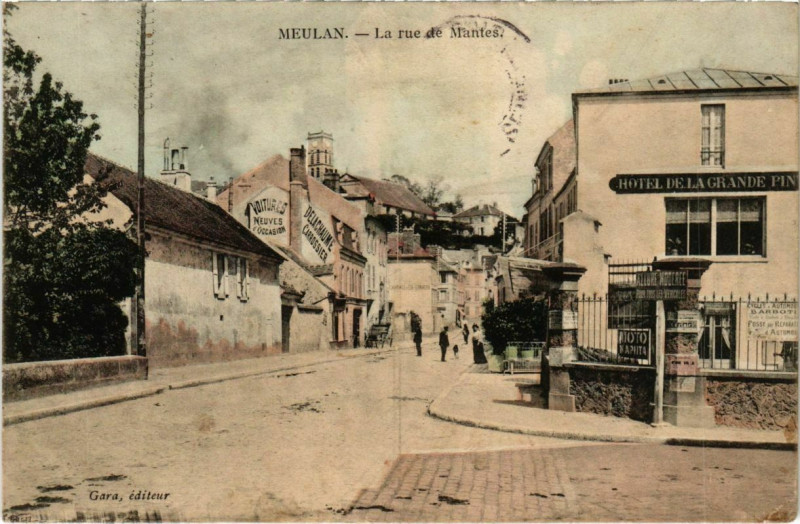 Carte postale ancienne Meulan - La Rue de Mantes