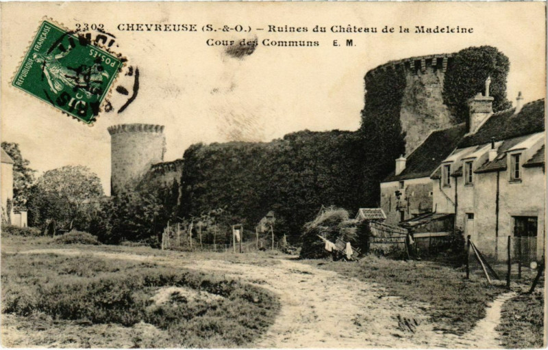 Carte postale ancienne Chevreuse - Ruines du Chateau de la Madeleine Cour des Communs à Chevreuse