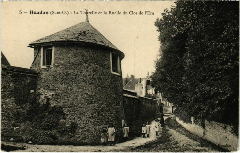 Carte postale ancienne Houdan - La Tourelle et la Ruelle du Clos de l'Ecu à Houdan