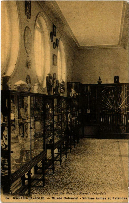 Carte postale ancienne Mantes-la-Jolie - Musée Duhamel - Vitrines Armes et Faiences à Mantes-la-Jolie