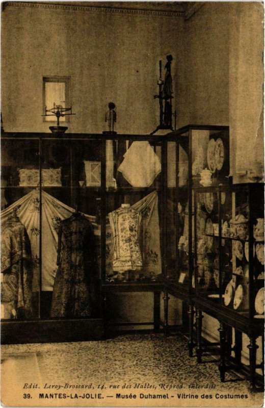 Carte postale ancienne Mantes-la-Jolie - Musée Duhamel - Vitrine des Costumes à Mantes-la-Jolie
