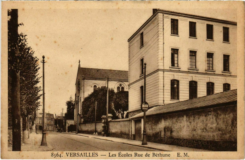 Carte postale ancienne Versailles - Les Ecoles Rue de Bethune à Versailles