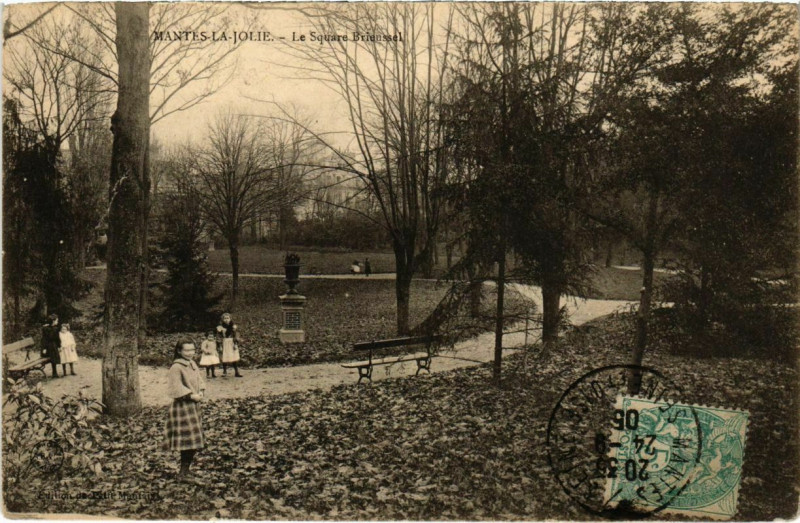 Carte postale ancienne Mantes-la-Jolie - Le Square BRIEussel à Mantes-la-Jolie