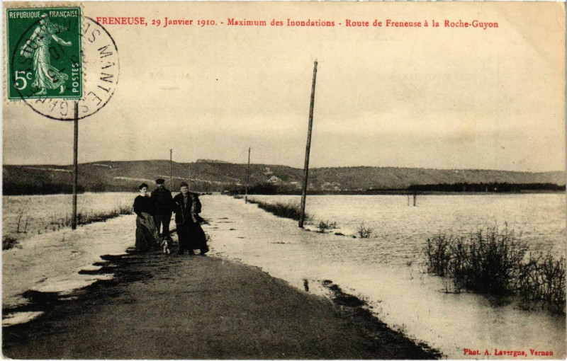 Carte postale ancienne Freneuse 29 Janvier 1910 - Maximum des Inondations - Route de Fren à Freneuse
