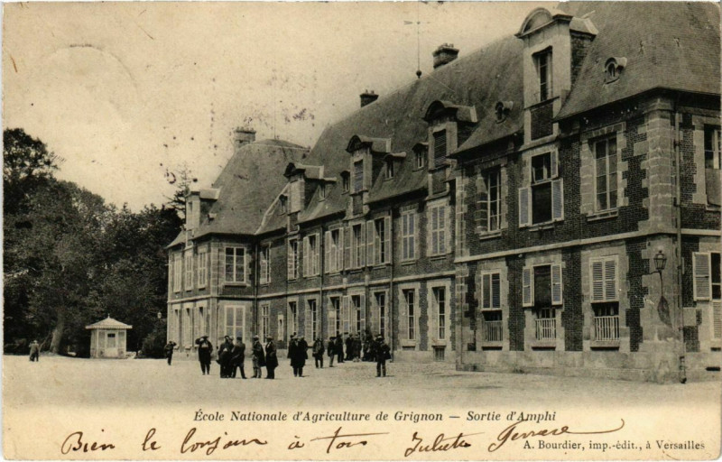 Carte postale ancienne Ecole Nationale d'Agriculture de Grigon - Sortie d'Amphi