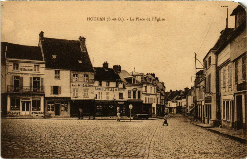 Carte postale ancienne Houdan - La Place de l'Eglise à Houdan