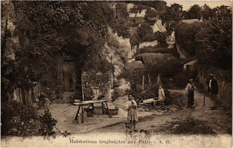Carte postale ancienne Habitations troglodytes aux Patis