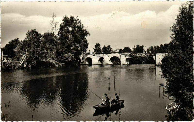Carte postale ancienne Mantes-la-Jolie - Peche sur la Seine à Mantes-la-Jolie