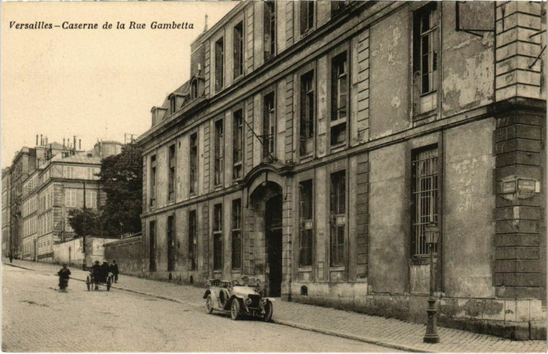 Carte postale ancienne Versailles - Caserne de la Rue Gambetta à Versailles