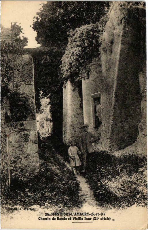 Carte postale ancienne Montfort-l'Amaury - CHemin de Ronde et Vieille Tour à Montfort-l'Amaury