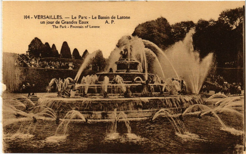 Carte postale ancienne Versailles - Le Parc - Le Bassin de Latone un jour de Grandes Eaux à Versailles