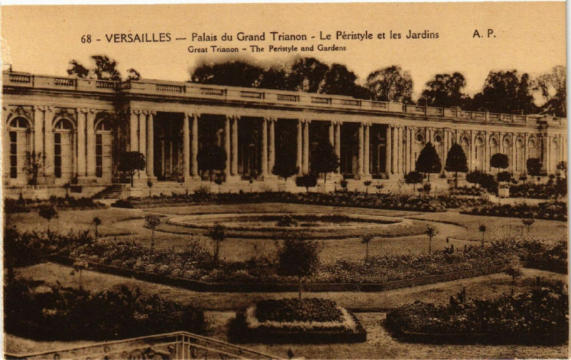 Carte postale ancienne Versailles - Palais du Grand Trianon - Le Peristyle et les Jardins à Versailles