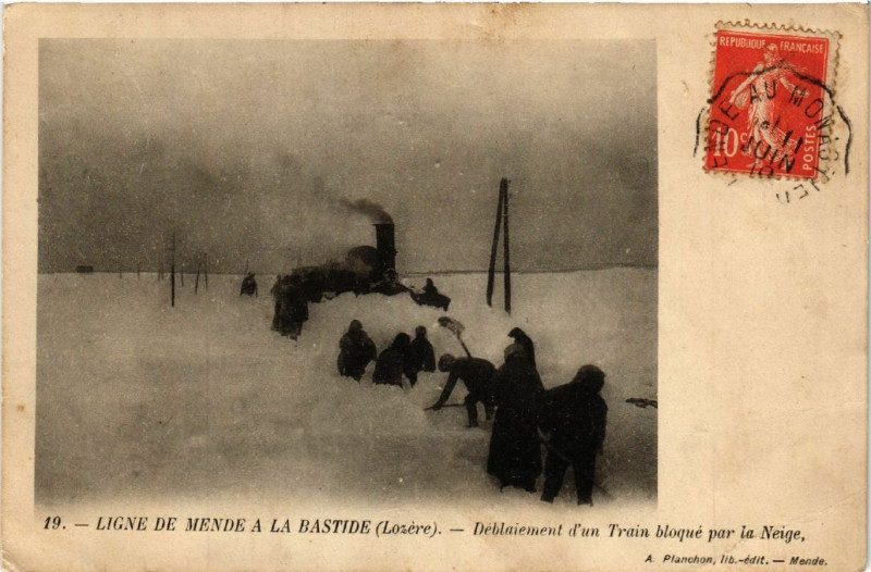 Carte postale ancienne Ligne de Mende a la Bastide (Lozere) - Deblaiement d'un Train