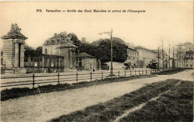 Carte postale ancienne Versailles - Grille des Cent Marches et octroi de l'Orangerie à Versailles