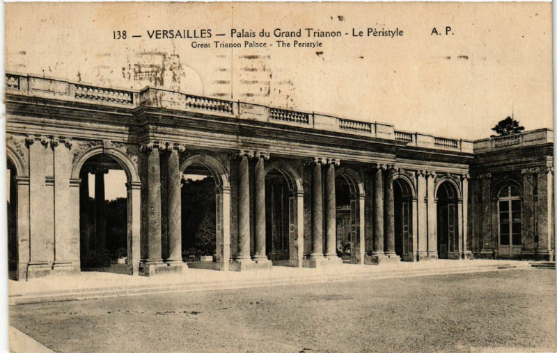 Carte postale ancienne Versailles Palais du Grand Trianon Le Peristyle Great Trianon à Versailles