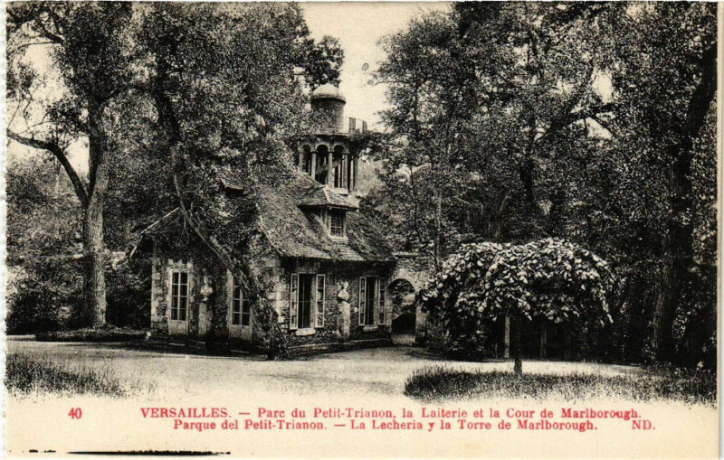 Carte postale ancienne Versailles - Palais de Petit-Trianon la Laiterie et la Cour de à Versailles