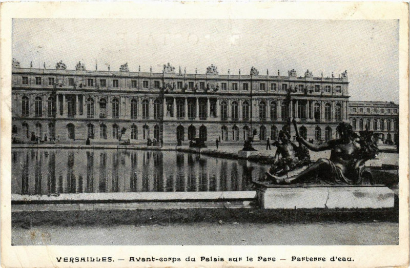 Carte postale ancienne Versailles - Avant-corps duPalais sur le Parc - Parterre d'eau à Versailles