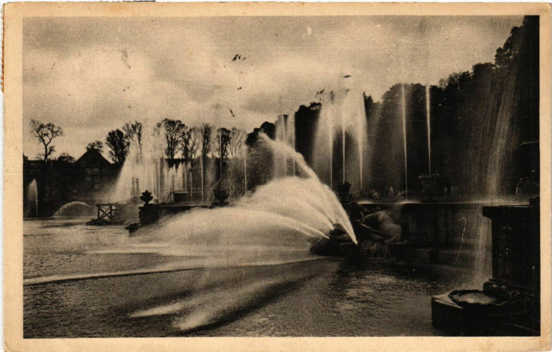 Carte postale ancienne Parc de Versailles - Le Bassin du Neptune à Versailles