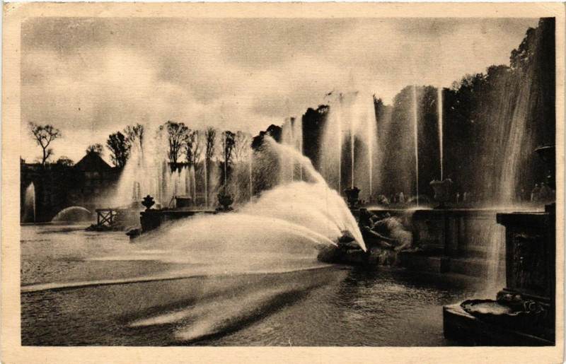 Carte postale ancienne Parc de Versailles - Le Bassin de Neptune à Versailles