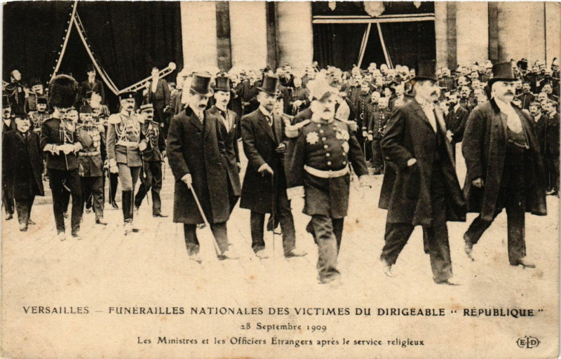 Carte postale ancienne Versailles-Funerailles Nationales des Victimes du Dirigeable à Versailles