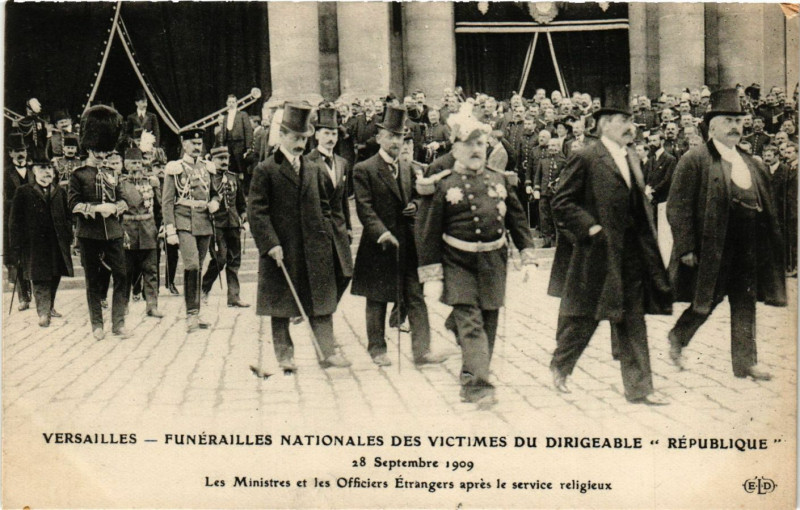 Carte postale ancienne Versailles - Funereilles Nationales des Victimes du Dirigeable... à Versailles