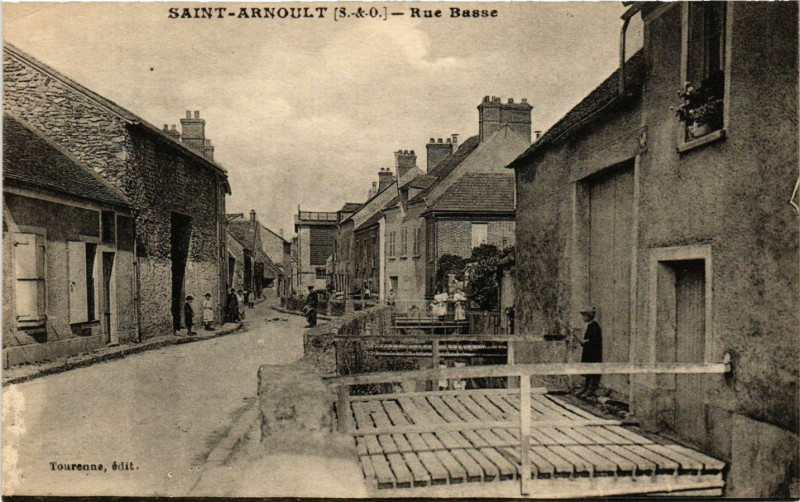 Carte postale ancienne Saint-Arnoult - Rue Basse