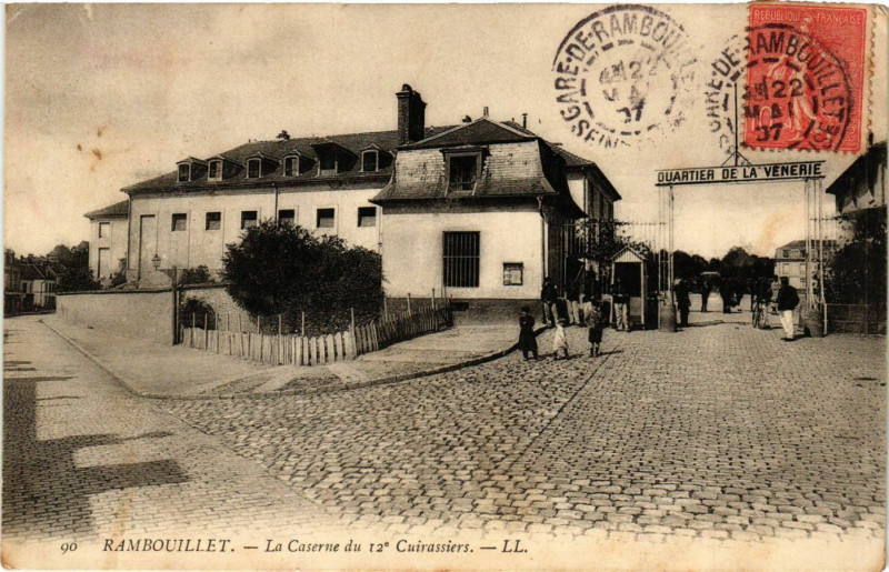Carte postale ancienne Rambouillet - La Casene du 12* Cuirassiers à Rambouillet