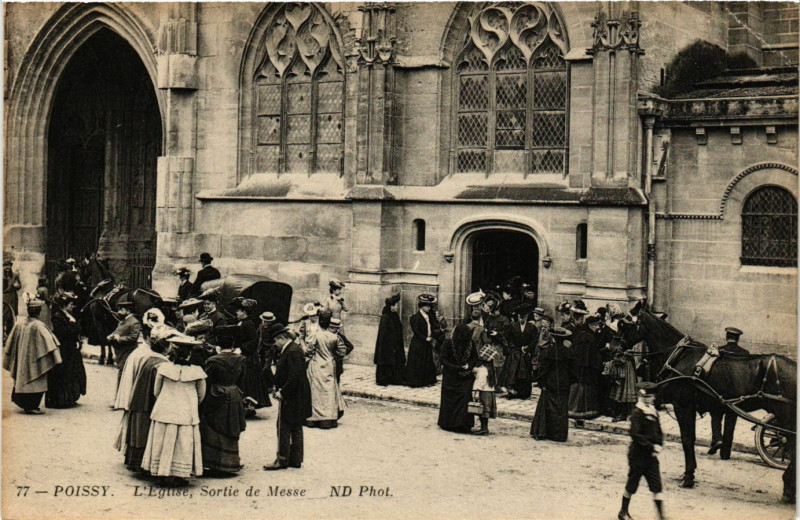 Carte postale ancienne Poissy - L'Eglise Sortie de Messe à Poissy