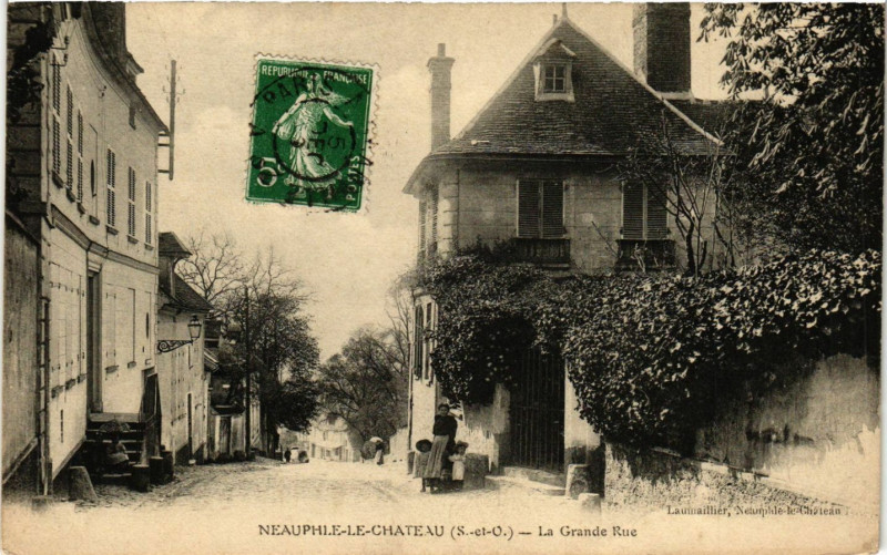 Carte postale ancienne Neauphle-le-Chateau - La Grande Rue à Neauphle-le-Château