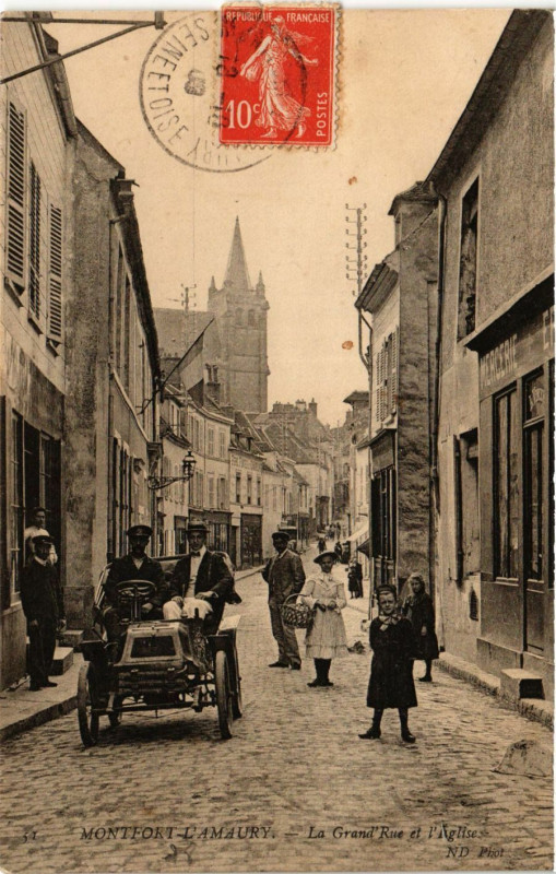 Carte postale ancienne Montfort-L'Amaury - La Grand'Rue et l'Eglise à Montfort-l'Amaury