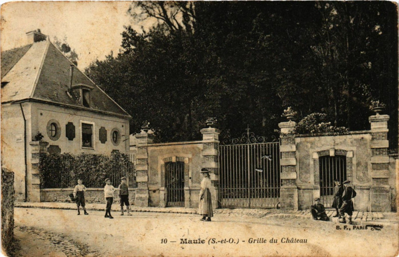 Carte postale ancienne Maule - Grille du Chateau à Maule