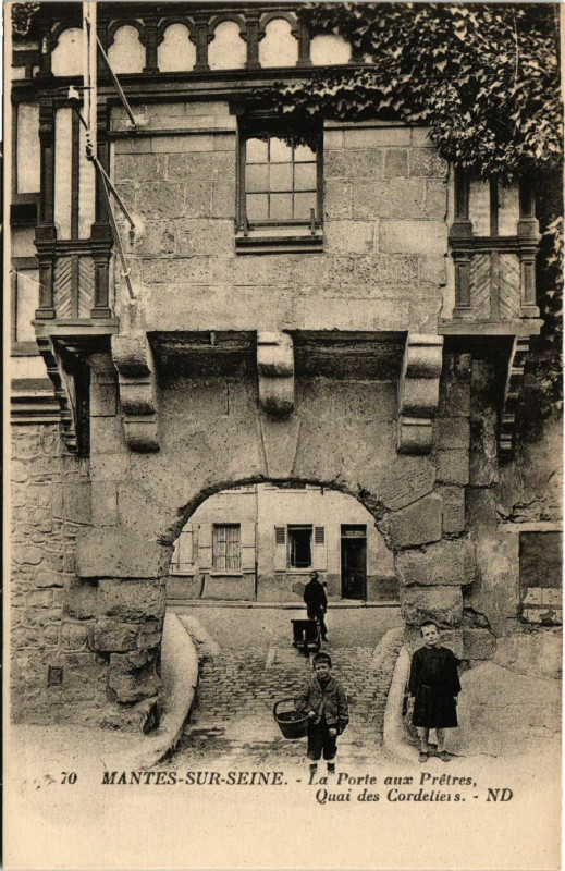 Carte postale ancienne Mantes-sur-Seine - La Porte aux Pretres Quai des Cordeliers